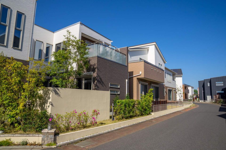 安心安全な暮らしを守る車庫シャッターの点検修理と業者選びのポイント